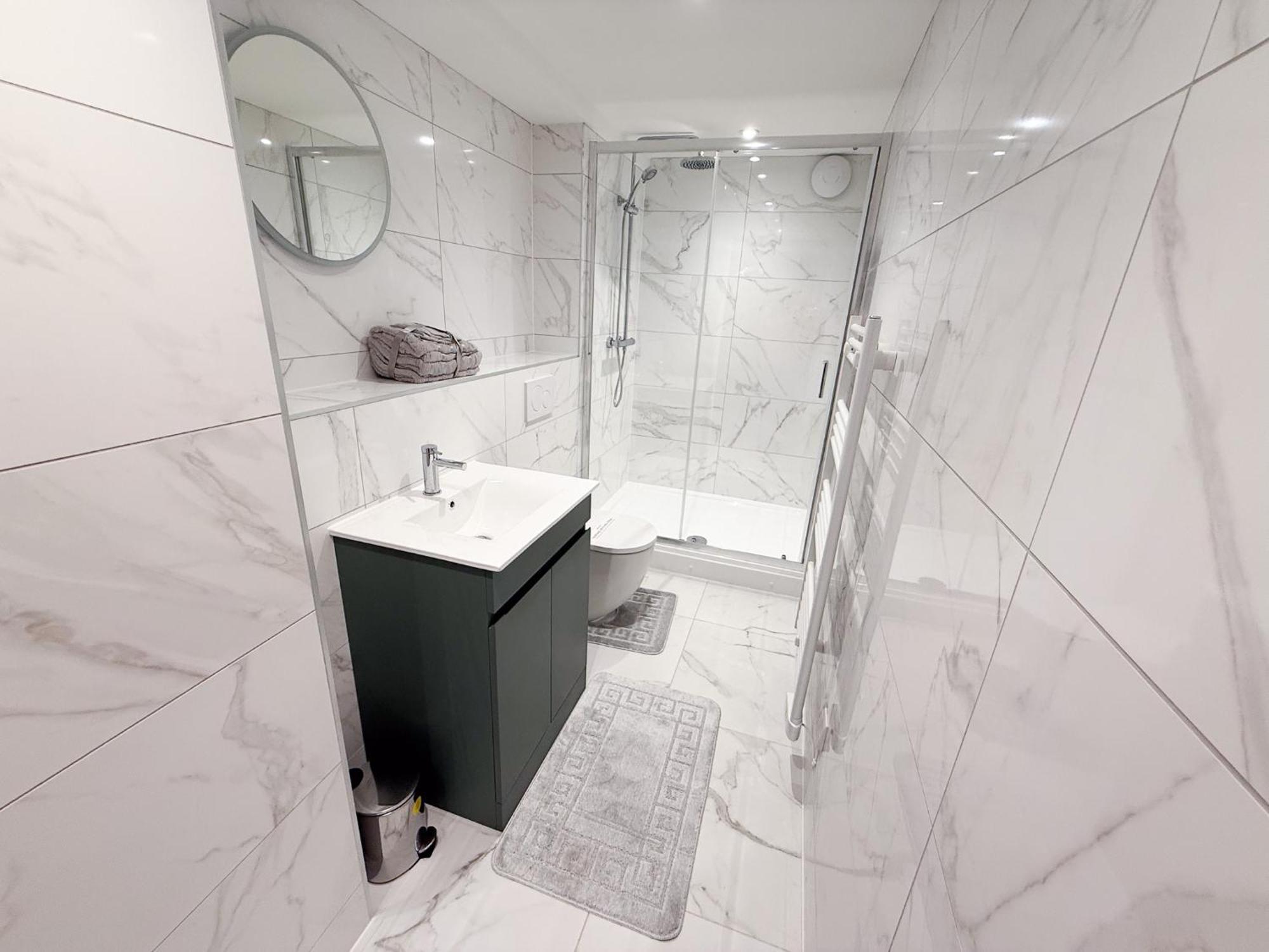 Spacious Modern 1 Bed Apartments In St Neots - Perfect For Contractors & Professionals - Free Parking - Wifi - Fully Equipped Kitchen - Smart Tv Ideal For Work Stays And Long Projects Ngoại thất bức ảnh