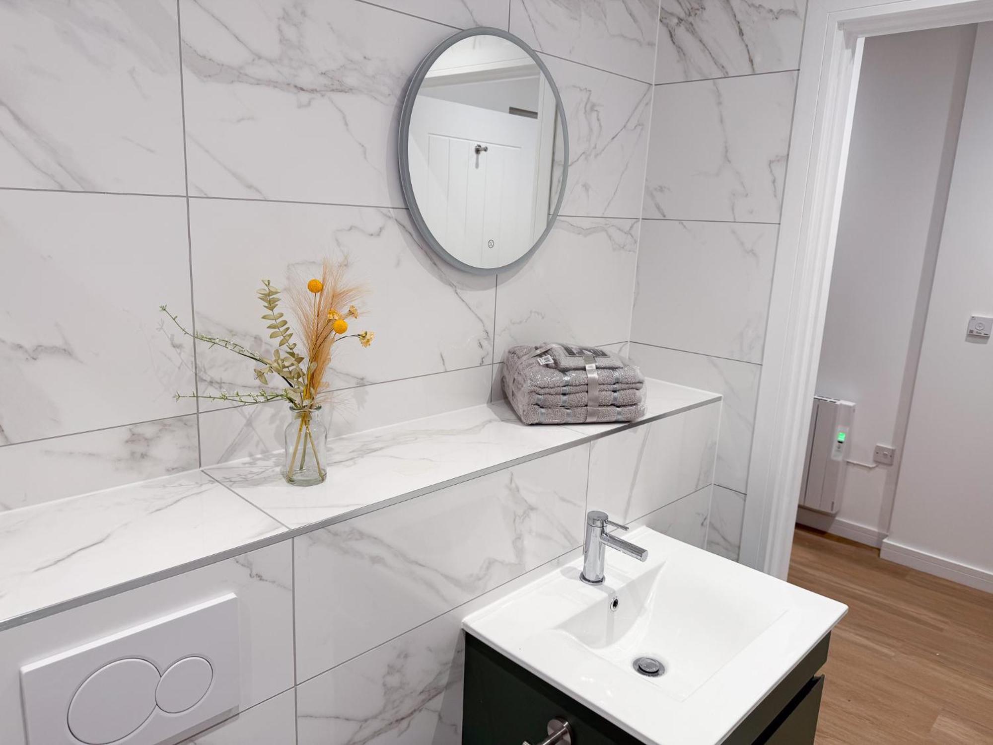 Spacious Modern 1 Bed Apartments In St Neots - Perfect For Contractors & Professionals - Free Parking - Wifi - Fully Equipped Kitchen - Smart Tv Ideal For Work Stays And Long Projects Ngoại thất bức ảnh
