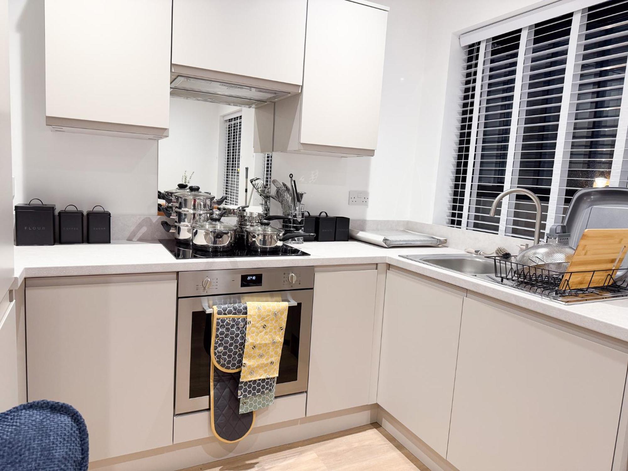 Spacious Modern 1 Bed Apartments In St Neots - Perfect For Contractors & Professionals - Free Parking - Wifi - Fully Equipped Kitchen - Smart Tv Ideal For Work Stays And Long Projects Ngoại thất bức ảnh