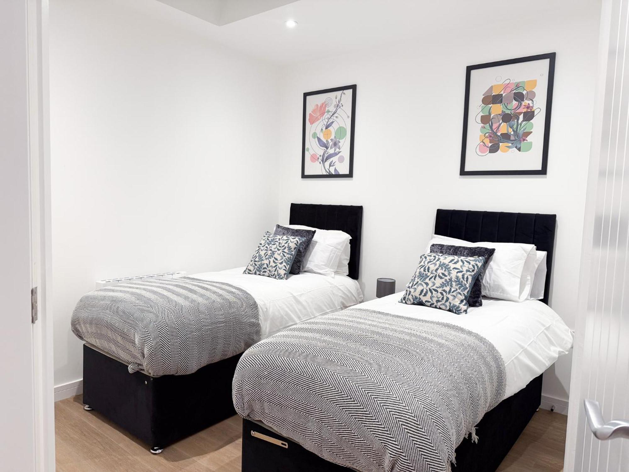 Spacious Modern 1 Bed Apartments In St Neots - Perfect For Contractors & Professionals - Free Parking - Wifi - Fully Equipped Kitchen - Smart Tv Ideal For Work Stays And Long Projects Ngoại thất bức ảnh