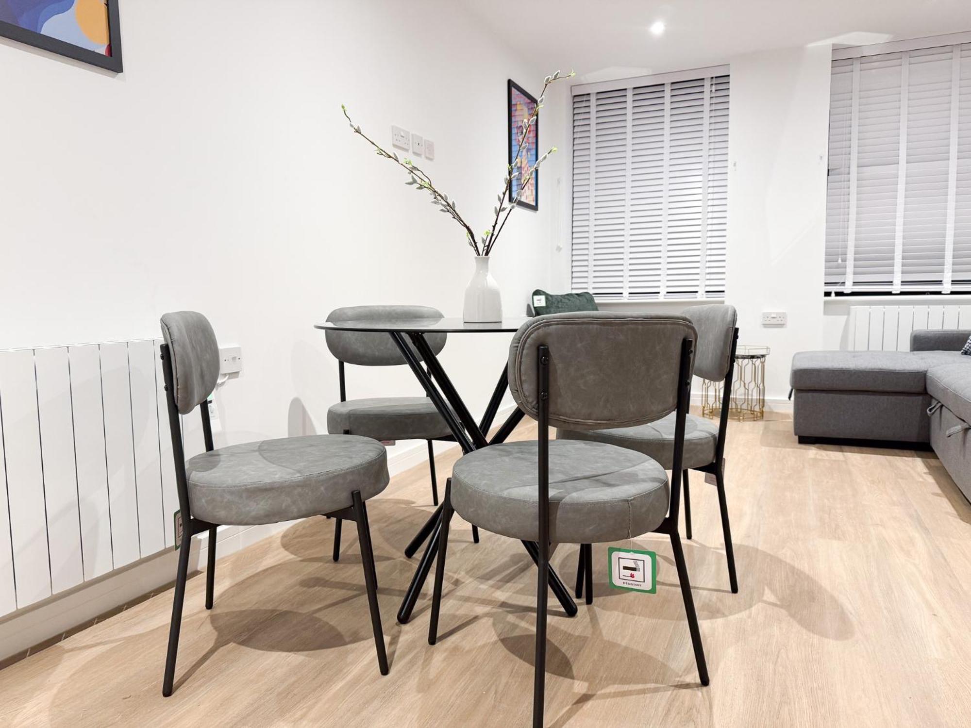 Spacious Modern 1 Bed Apartments In St Neots - Perfect For Contractors & Professionals - Free Parking - Wifi - Fully Equipped Kitchen - Smart Tv Ideal For Work Stays And Long Projects Ngoại thất bức ảnh