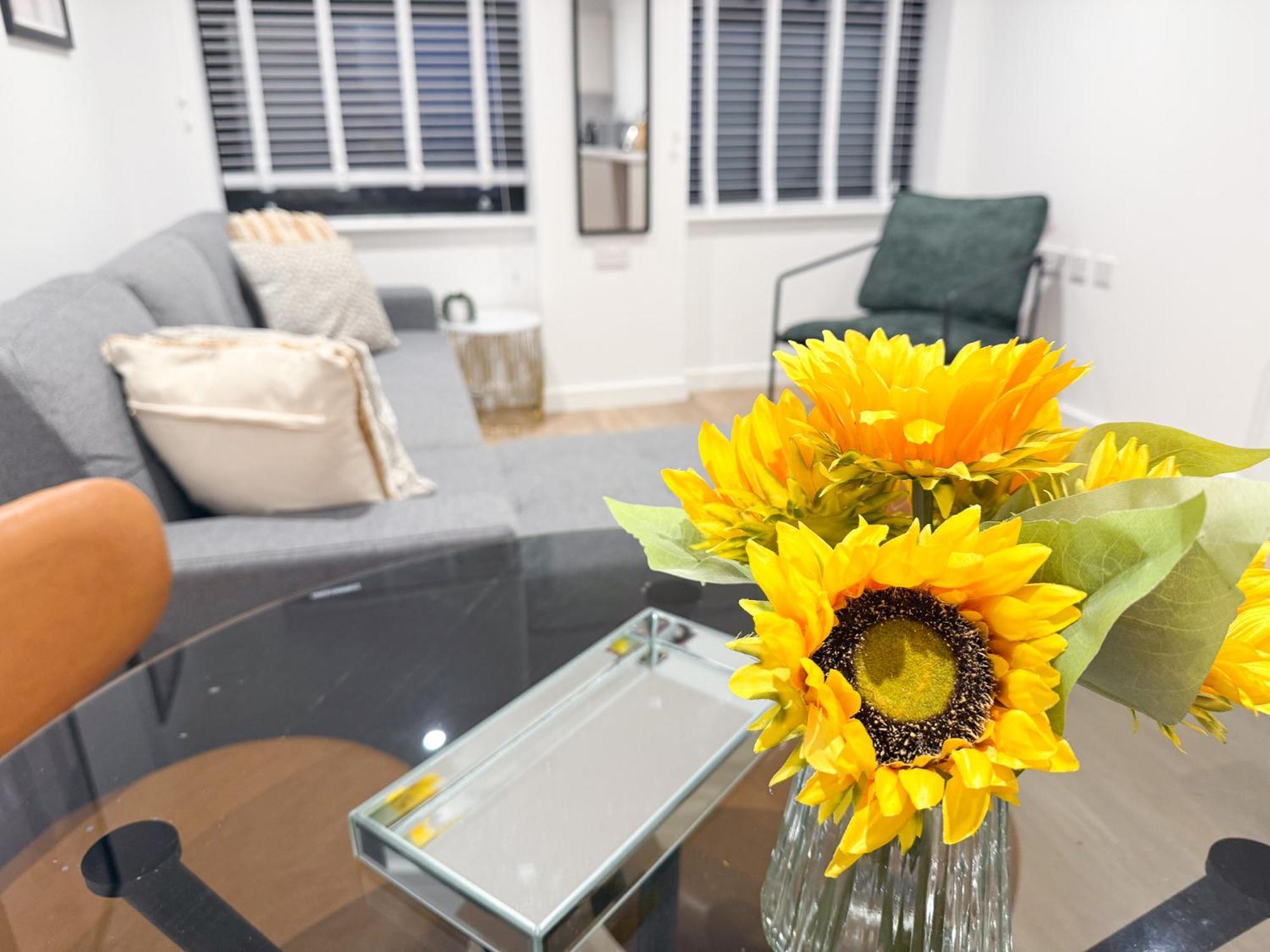Spacious Modern 1 Bed Apartments In St Neots - Perfect For Contractors & Professionals - Free Parking - Wifi - Fully Equipped Kitchen - Smart Tv Ideal For Work Stays And Long Projects Ngoại thất bức ảnh